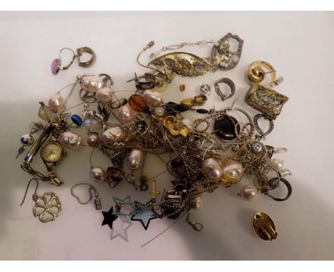 Quantity of mixed costume jewellery. UK P&amp;P Group 1 (£16+VAT for the first lot and £2+VAT for subsequent lots) 