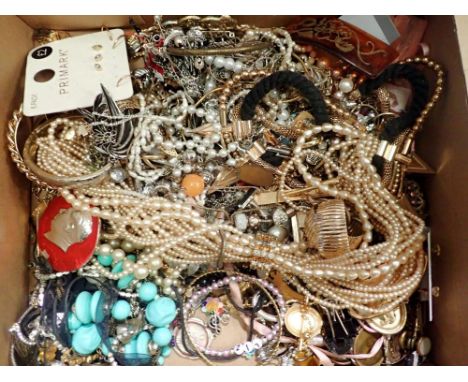 Box of mixed costume jewellery. UK P&amp;P Group 2 (£20+VAT for the first lot and £4+VAT for subsequent lots) 