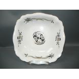 Meissen (Schwerter). Große Schüssel. Schwarzer Drache. Erste Wahl. Ca. 7x23x23cm.