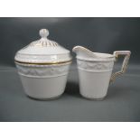KPM Berlin Kurland mit Goldrand. Zuckerdose und Kanne. Erste Wahl. Ca. 9 & 12cm.