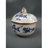 Meissen (Schwerter). Blauer Drache. Deckeldose. Erste Wahl. Ca. 9cm.