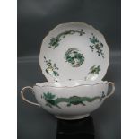 Meissen (Schwerter). Grüner Drache. Große Suppentasse mit Unterteller. Erste Wahl. Ca. 17cm.