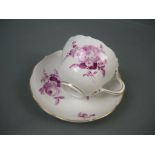 Meissen (Schwerter). Kleine Kaffeetasse mit Blumenmalerei. Erste Wahl. UT ca. 13cm.