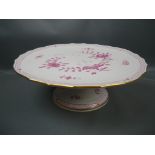 Meissen (Schwerter). XXL Mega Tortenplatte auf Fuß. Erste Wahl. Ca. ø 33cm. H. 11cm.