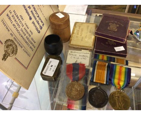 A lot to include various WW1 medals, Festival of Britain commemorative coins and ware memorabilia.