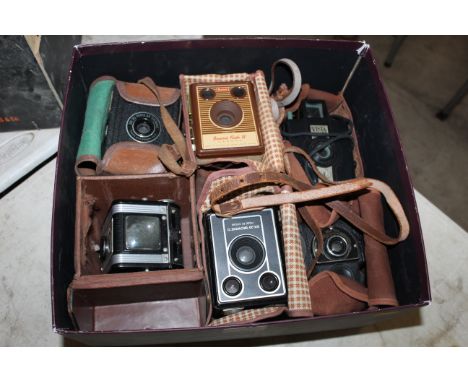 A quantity of vintage cameras to include Kodak, Brownie, Flash IV, a Popular Brownie Six-20, a Vista colour, a Kodak Brownie-