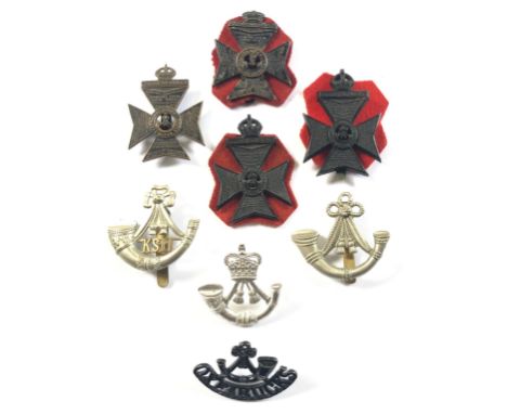 Various badges/insignia of rifle regiments interest.2 x KRRC post 1905 cap badges ... 2 x KRRC WW2 plastic economy cap badges