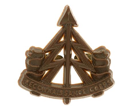 Reconnaissance Corps WW2 plastic economy cap badge.A good example by A.Stanley &amp; Sons, Walsall. Arrow flanked by lightnin