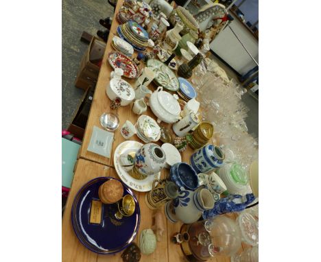 FUKUGAWA AND OTHER ORIENTAL WARES, DENBY, DOULTON AND DECORATIVE CERAMICS TOGETHER WITH A BLUE AND WHITE FIGURE OF GUANYIN SU