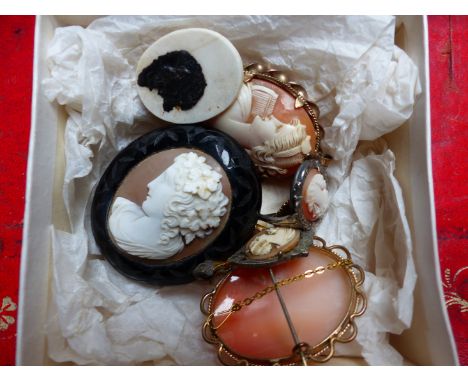 A 9ct GOLD PORTRAIT CAMEO BROOCH, TOGETHER WITH FIVE FURTHER MOUNTED CAMEO EXAMPLES, A PAIR OF WEDGWOOD MOUNTED CUFFLINKS, AN