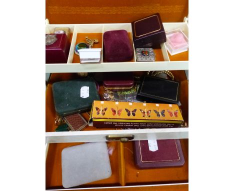 A VINTAGE JEWELLERY BOX AND CONTENTS TO INCLUDE A YELLOW METAL RING AND BROOCH BOTH STAMPED 333 AND ASSESSED AS 8ct, TOGETHER