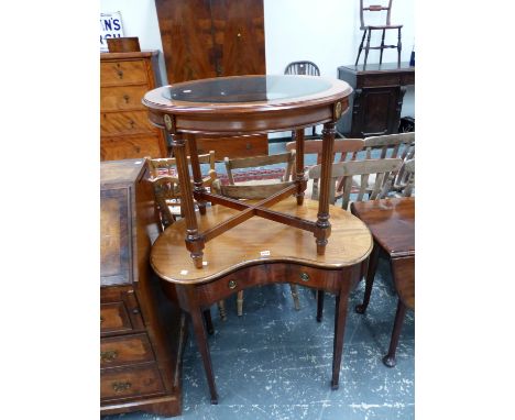 A MAHOGANY KIDNEY SHAPED SIDE TABLE WITH SINGLE DRAWER TOGETHER WITH A GLASS TOPPED MAHOGANY COFFEE TABLE