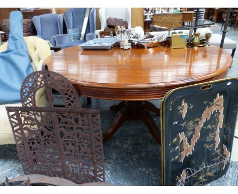 AN OAK CIRCULAR BREAKFAST TABLE ON BALUSTER COLUMN AND THREE LEGS.   Dia. 148cms.
