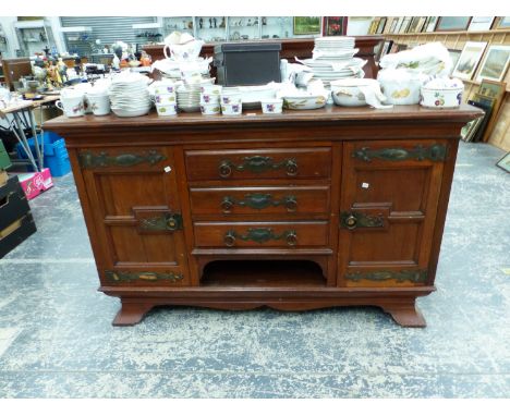 A MAHOGANY SIDEBOARD, THE CENTRAL THREE DRAWERS OVER A SHELF AND FLANKED BY DOORS WITH ARTS AND CRAFTS COPPER SHAPED STRAP HI