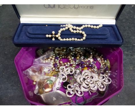 A SILVER, JADE AND AMETHYST BEADED NECKLET WITH A STYLISED FLOWER DROP, TOGETHER WITH A GREEN QUARTZ RING, BEADS, PEARLS, VIN