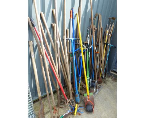A LARGE QUANTITY OF GARDEN TOOLS
