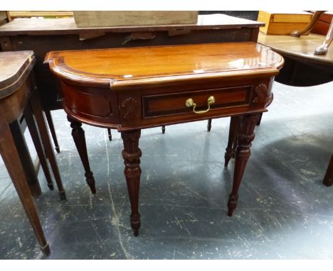 A ROSEWOOD CROSS BANDED MAHOGANY SINGLE DRAWER TABLE ON CARVED AND FLUTED TAPERING CYLINDRICAL LEGS.&nbsp; W. 96 x D. 45.5 x 