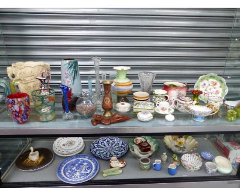 VARIOUS GLASS AND CERAMIC VASES, A MDINA STOPPERED BOTTLE, A CHINESE CLOISONNE VASE, RIDGWAY AND OTHER PLATES