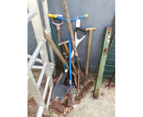 A SMALL QUANTITY OF GARDEN TOOLS
