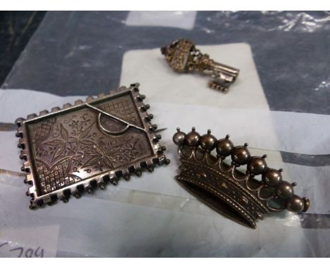 THREE VINTAGE DECORATIVE BROOCHES TO INCLUDE A SILVER PANEL EXAMPLE TOGETHER WITH TWO 9ct GOLD CHAINS. 9ct WEIGHT 3.1grms. 