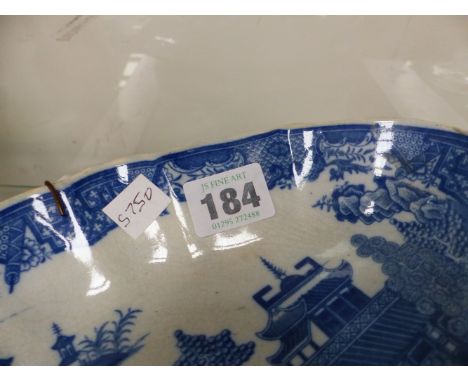 FOUR PEARLWARE BLUE AND WHITE PLATES, A DISH AND TWO PORCELAIN PIPE BOWLS
