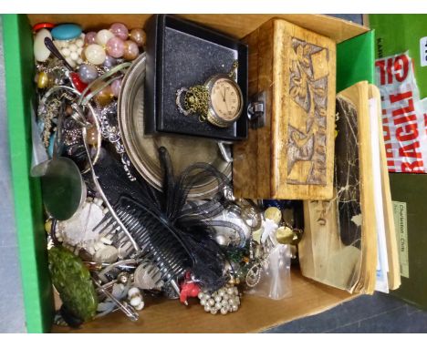 A COLLECTION OF VINTAGE AND MODERN COSTUME JEWELLERY, PLATED WARE AND COLLECTABLES TO INCLUDE CIGARETTE SILKS, THE BEATLES LY