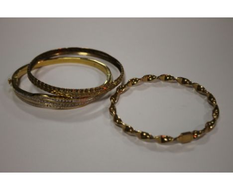A HALLMARKED 9 CARAT GOLD TWIST BAND BANGLE, approx weight 5.8g, together two other bangles (3)