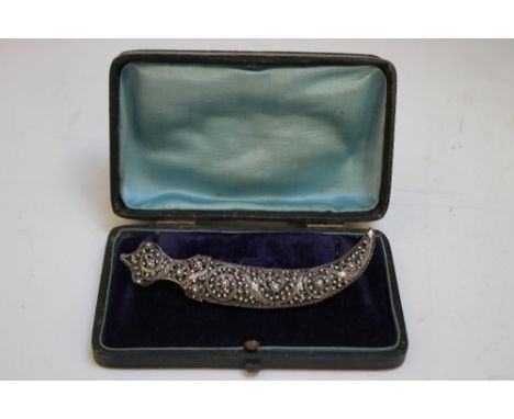 A LARGE FILIGREE WHITE METAL RUSSIAN DAGGER BROOCH, unmarked, L 9.2 cm, contained in vintage box