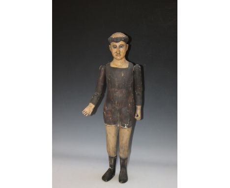AN EARLY POLYCHROME PAINTED WOODEN MALE MANNEQUIN OF A PRIEST WITH DETACHED ARM, H 64 cm