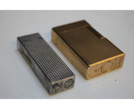 A VINTAGE S. J. DUPONT GOLD PLATED LIGHTER, H 6 cm, together with a Colibri ladies lighter (2)