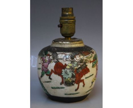 AN ORIENTAL CERAMIC LAMP BASE DECORATED WITH BATTLE SCENES, H 20 cm, W 13 cm