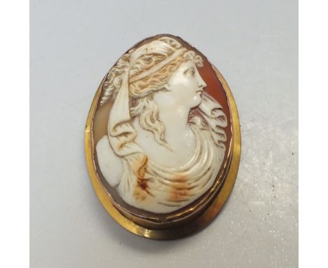 A 9CT GOLD CARVED OVAL CAMEO PORTRAIT BROOCH, marked 9ct to bottom edge of gold frame, H 5.1 cm