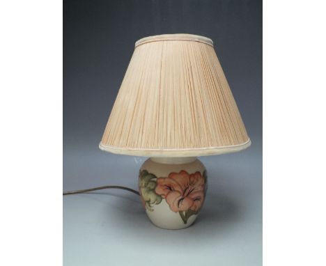 A MOORCROFT HIBISCUS PATTERN SMALL TABLE LAMP, cream ground with typical tubelined decoration, H 15 cm (not inc. fitment), co