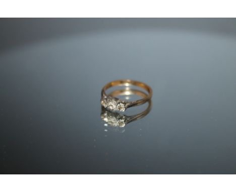 AN 18CT GOLD THREE STONE DIAMOND RING, approx weight 2.3g, ring size L 1/2 