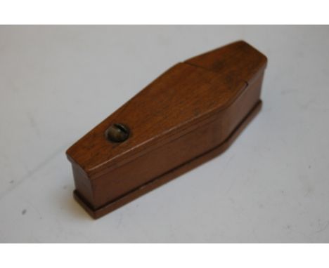 A NOVELTY TREEN SNUFF BOX IN THE FORM OF A COFFIN, L 9 cm