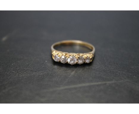 AN HALLMARKED 18 CARAT GOLD FIVE STONE DIAMOND RING, the central diamond being approx 0.25 ct, ring size T 1/2