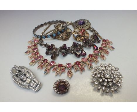 A COLLECTION OF VINTAGE COSTUME JEWELLERY ITEMS, various styles and periods comprising a silver bangle with enamel decoration