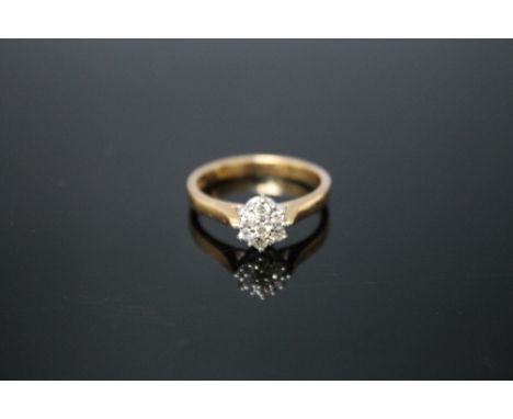 AN 18 CARAT GOLD DIAMOND CLUSTER RING, ring size N 1/2