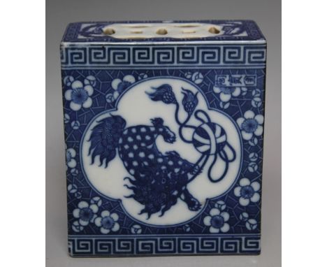 A CHINESE BLUE AND WHITE CERAMIC OPIUM PILLOW, with foo dogs to all sides amongst foliate detail, H 13.5 cm