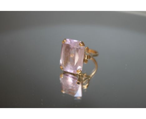 A HALLMARKED 9 CARAT GOLD DRESS RING, set with large emerald cut lilac stone, possibly amethyst, measures approx 18 mm x 15 m