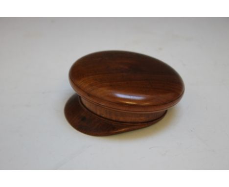 AN UNUSUAL TREEN SNUFF BOX IN THE FORM OF AN OFFICERS PEAKED CAP, W 9.5 cm