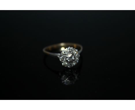 A HALLMARKED 18 CARAT GOLD DIAMOND CLUSTER RING, ring size S