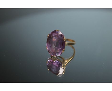 A HALLMARKED 9 CARAT GOLD LARGE AMETHYST RING, the oval amethyst measures approx 20mm x 14mm, approx weight 7.6g, ring size M