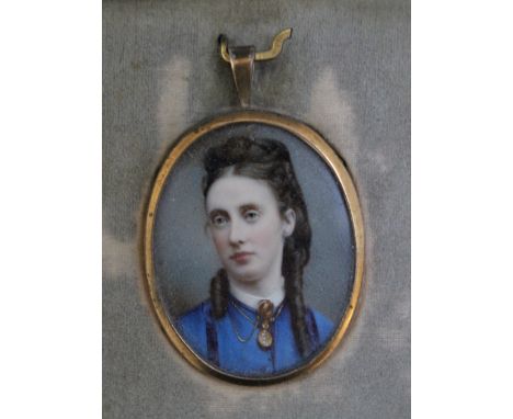 A LATE 19TH / EARLY 20TH CENTURY OVAL PORTRAIT MINIATURE OF A LADY  IN A BLUE DRESS WEARING A LOCKET, with gilt metal frame i