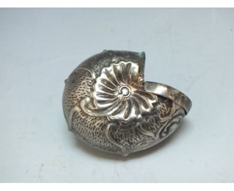 A PLATED NOVELTY SNUFF BOX IN THE FORM OF SEA SHELL, W 4 cm