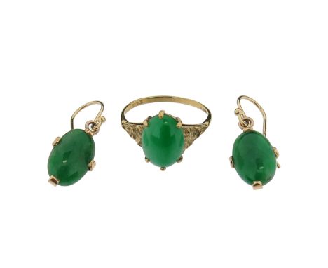 A jade cabochon ring, set in yellow gold, size S 1/2, with a pair of jade drop earrings mounted in yellow gold, 3cm long Acco