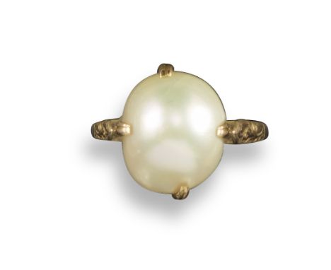 A natural pearl-set gold ring, with foliate engraved shoulders in yellow god, size P Accompanied by report number 78168-31 da