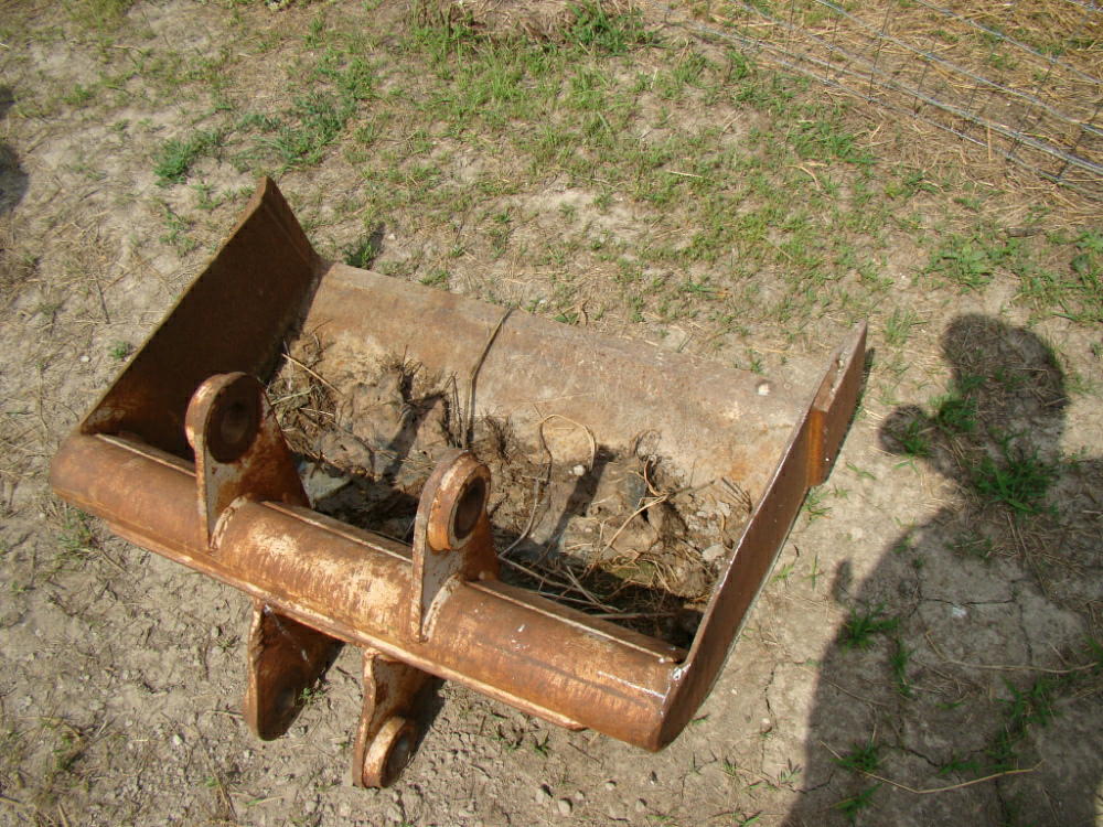 Grave digging bucket for backhoe