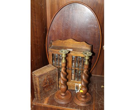 A VINTAGE WOODEN SPICE RACK, TOGETHER WITH A PAIR OF OAK BARLEY TWIST CANDLESTICKS, OVAL SERVING TRAY ETC. (5) 