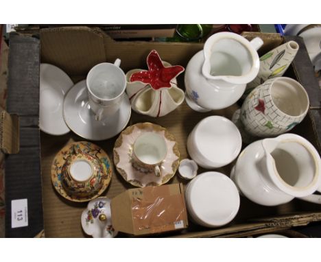 A TRAY OF ASSORTED CERAMICS TO INCLUDE A CROWN DEVON VASE COMMEMORATIVE CUPS AND SAUCERS WITH PORTRAIT INTERIORS ETC